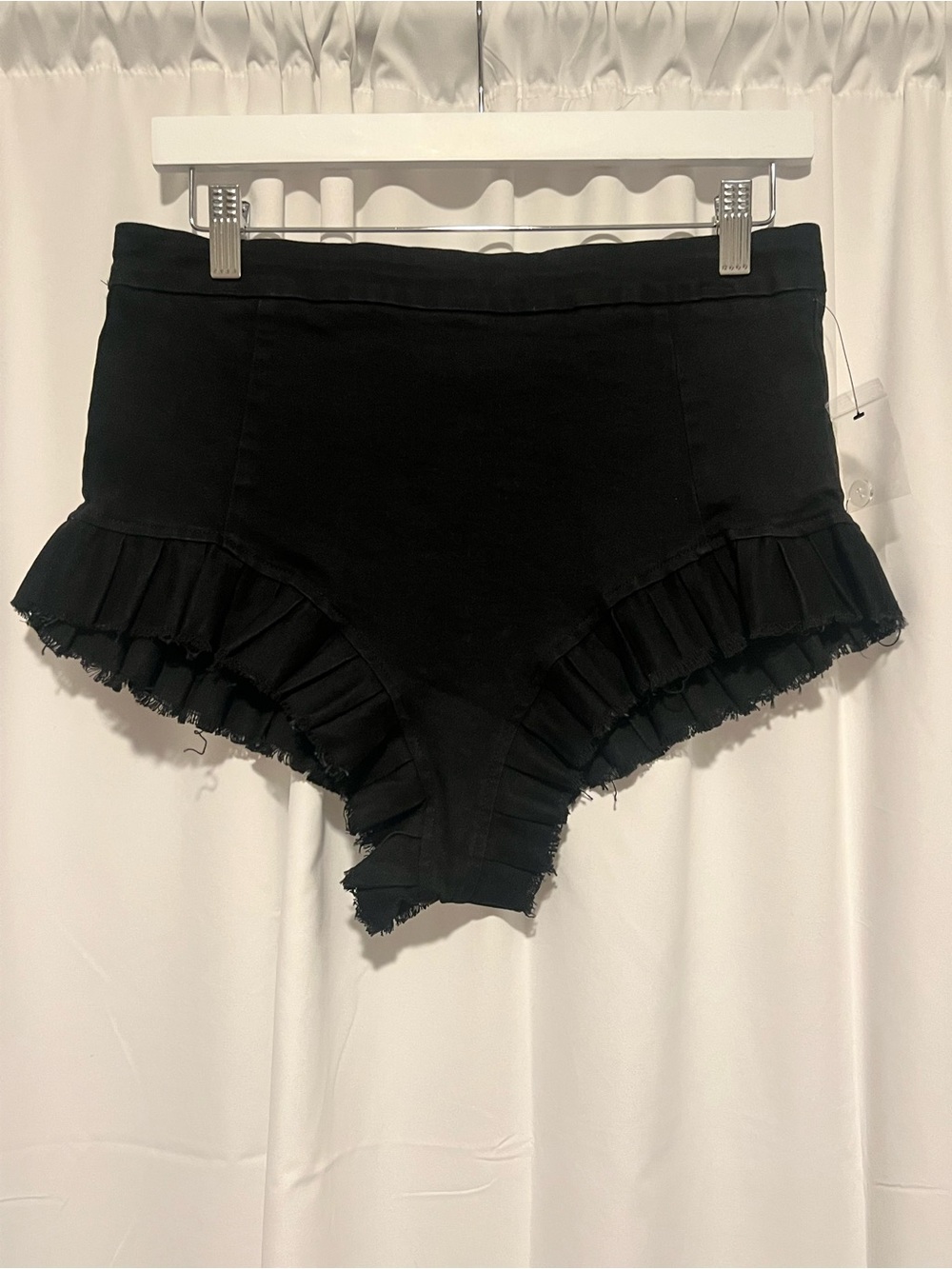 AKIRA Black Ruffle Hem Bootie Shorts Back Zip Flat Front Size Large NWOT